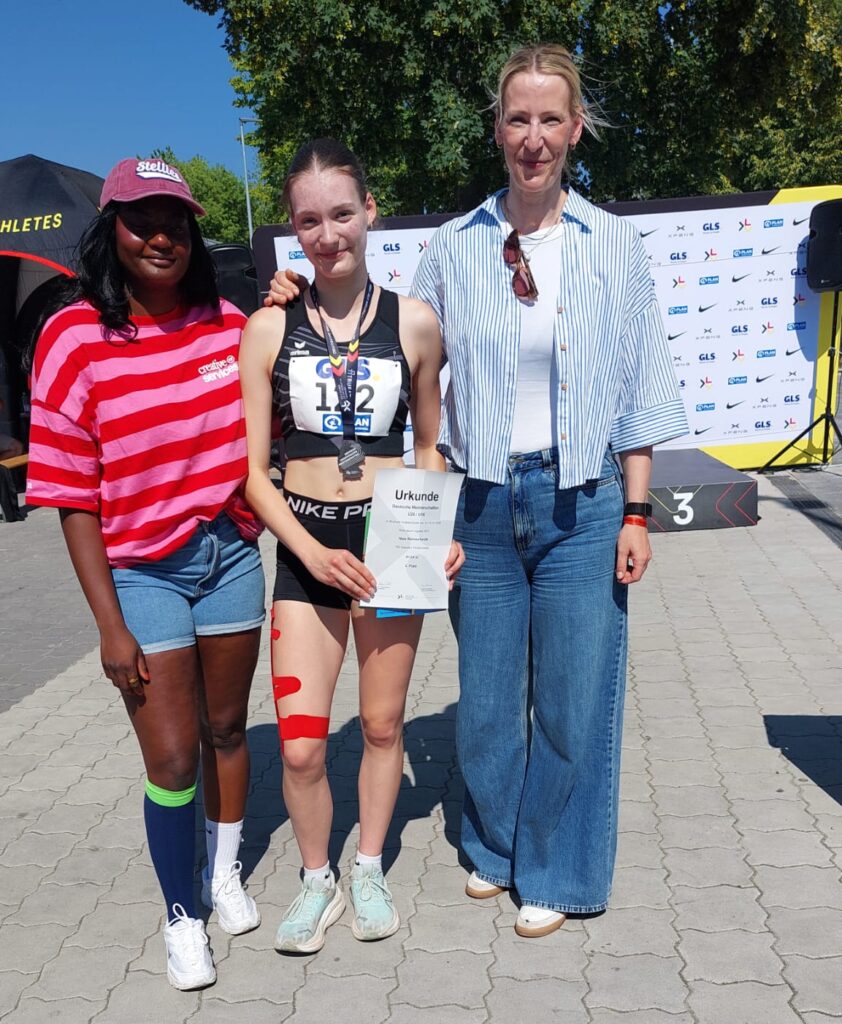 Nele mit Claudine Vita (links) und Julia Harting (rechts)